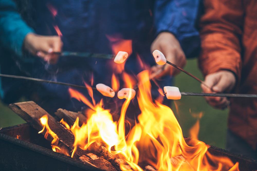 How to host a fun bonfire night at home